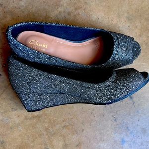 Clarks artisan - peep toe wedge, black & white women’s shoes. 8.5 medium